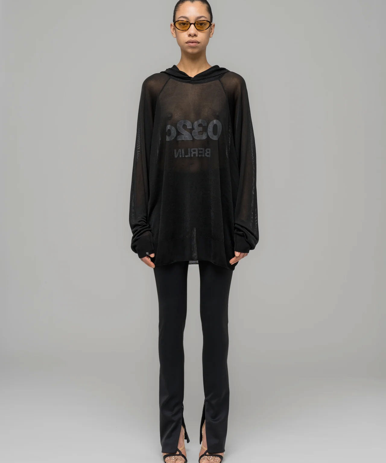 032c Schwarzer, transparenter Strickhoodie