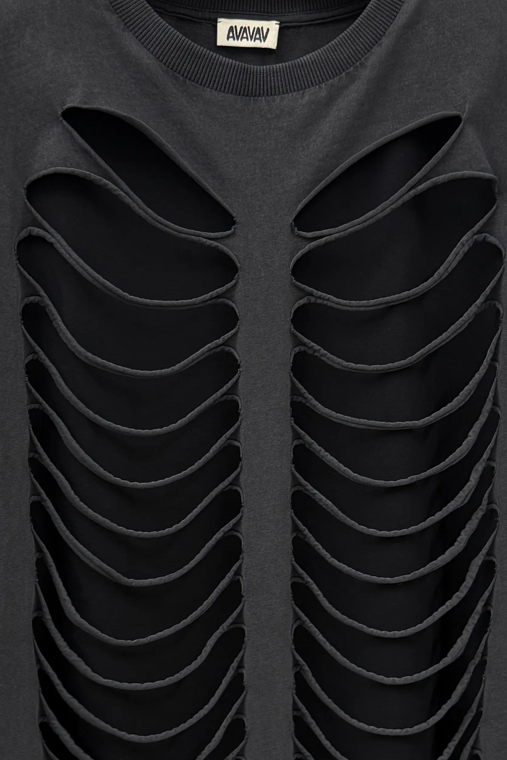 AVAVAV Layer T-Shirt mit Cut-outs – Detailansicht