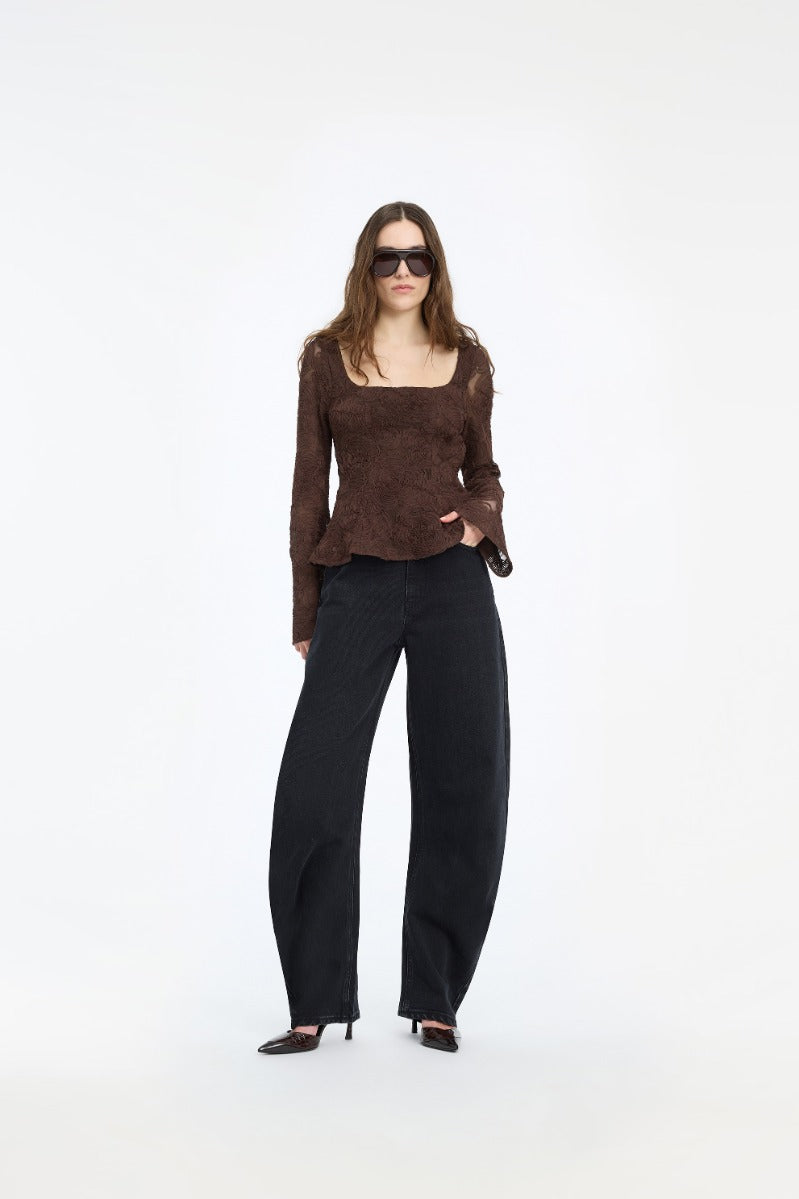 Rotate Schwarze Barreleg Jeans – am Model