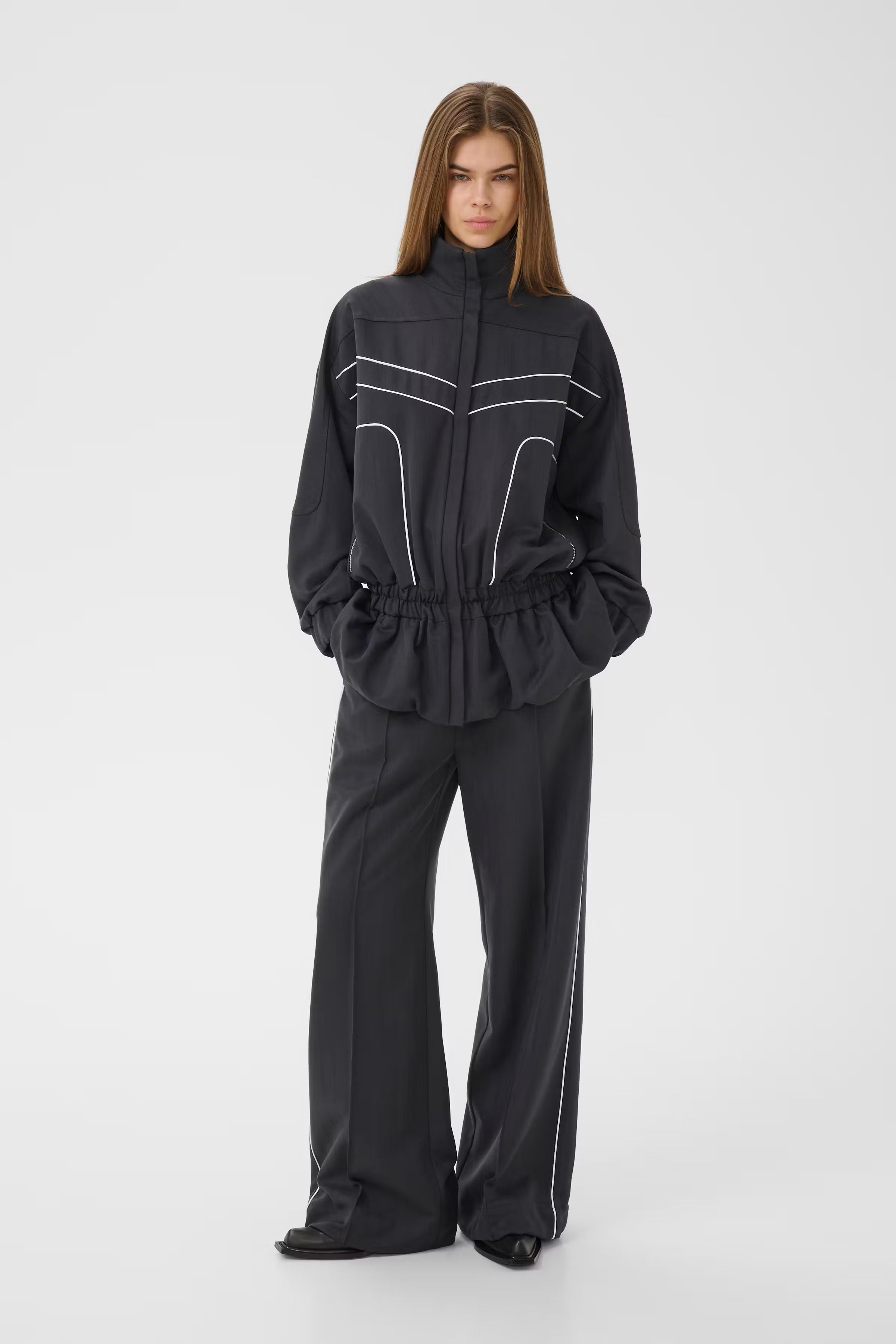 Gestuz Dunkelgraues Trackjacket mit Peplum – Ansicht 1