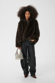 Dunkelbrauner Fake Fur Hoodie von Gestuz – Ansicht 1