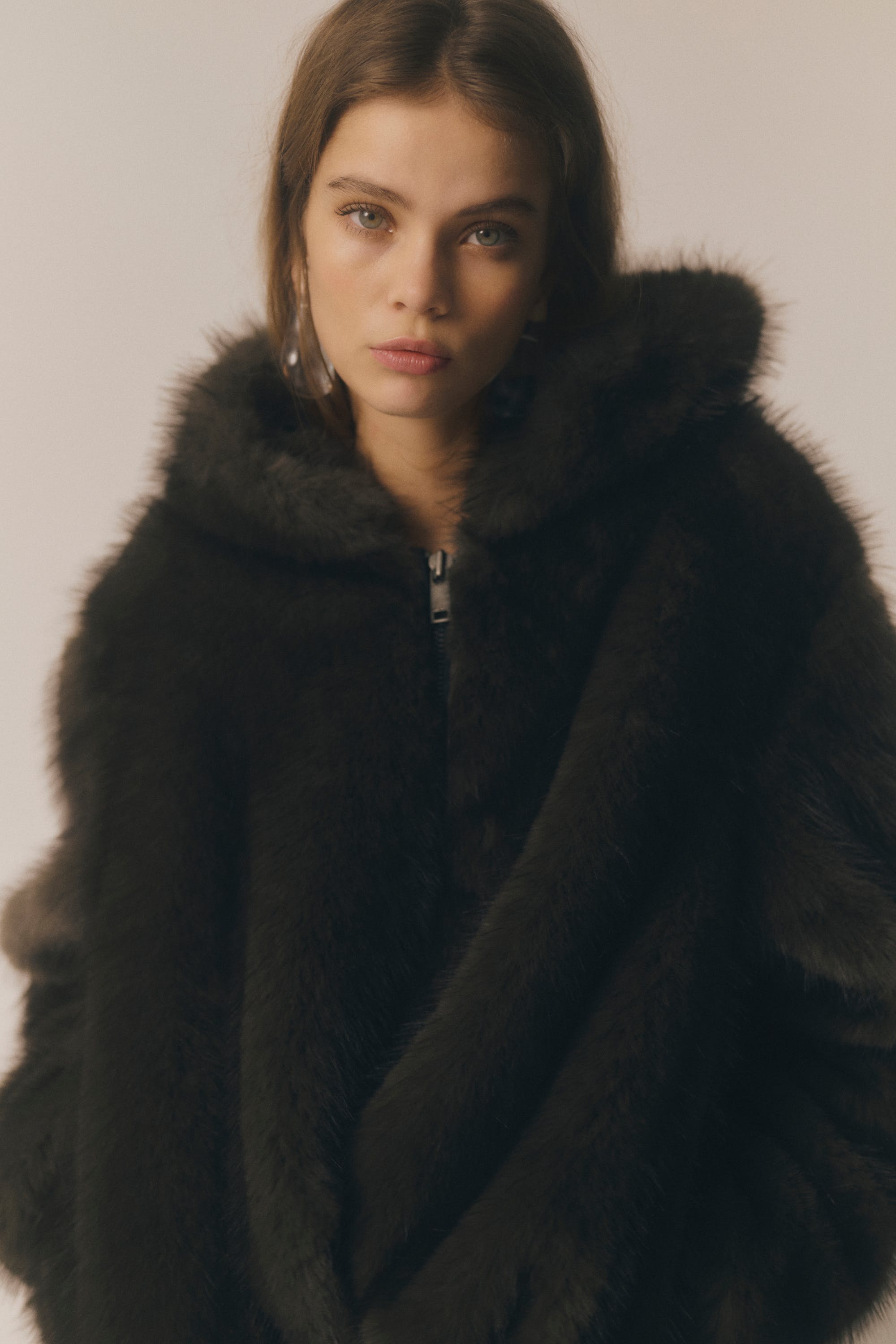Dunkelbrauner Fake Fur Hoodie von Gestuz – Ansicht 8