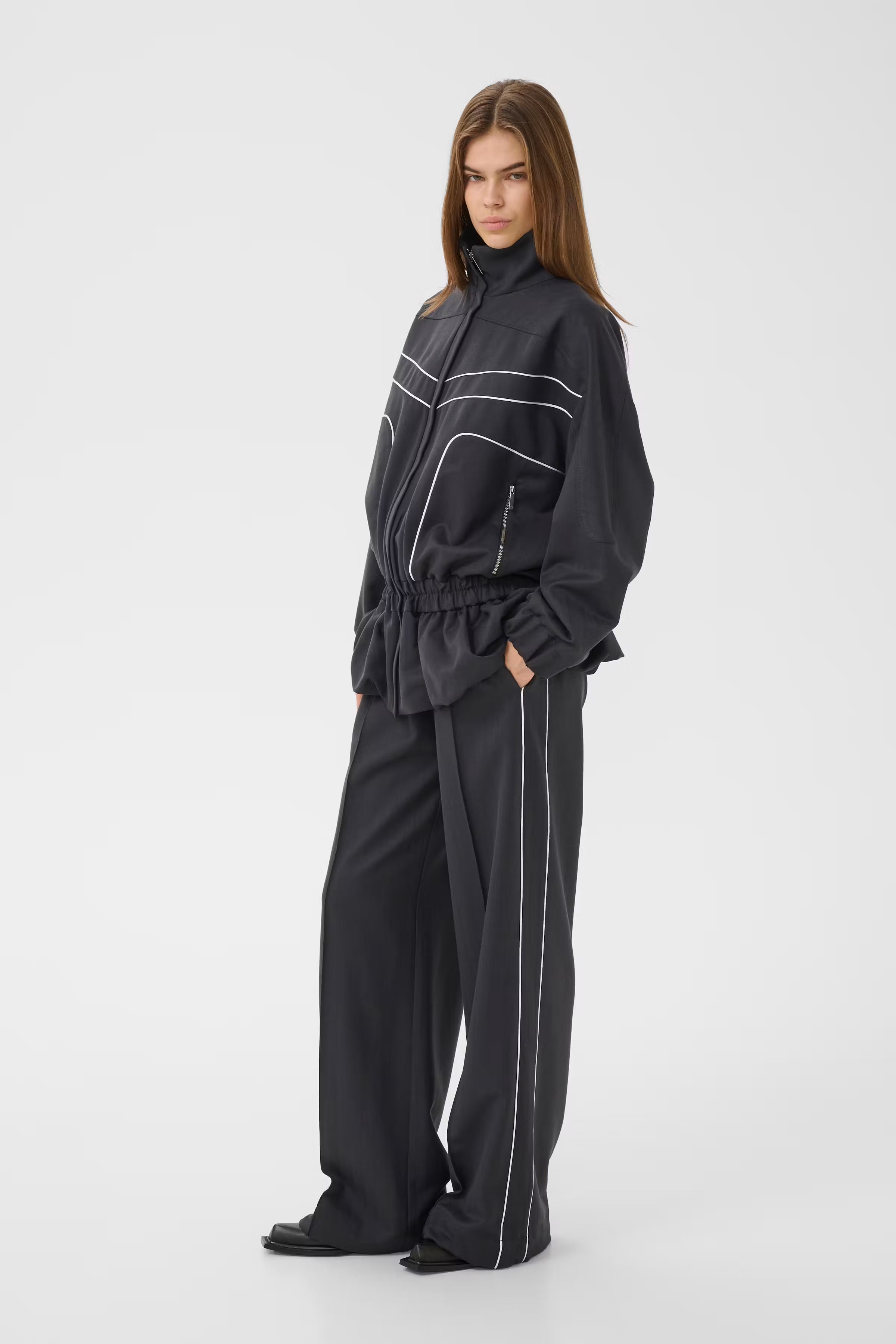 Gestuz Dunkelgraues Trackjacket mit Peplum – Ansicht 2