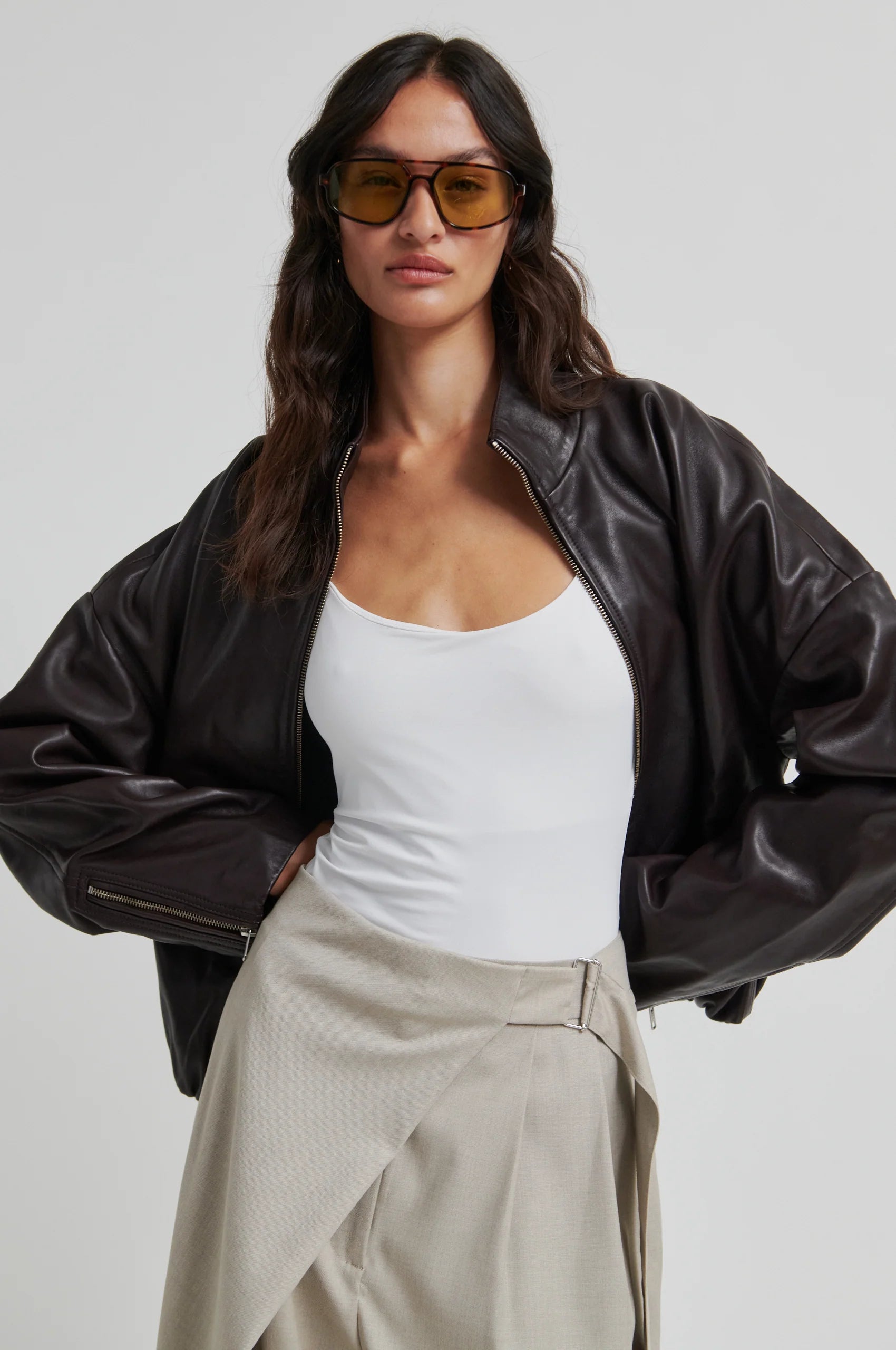 Beige melierte Anzughose mit asymmetrischem Verschluss