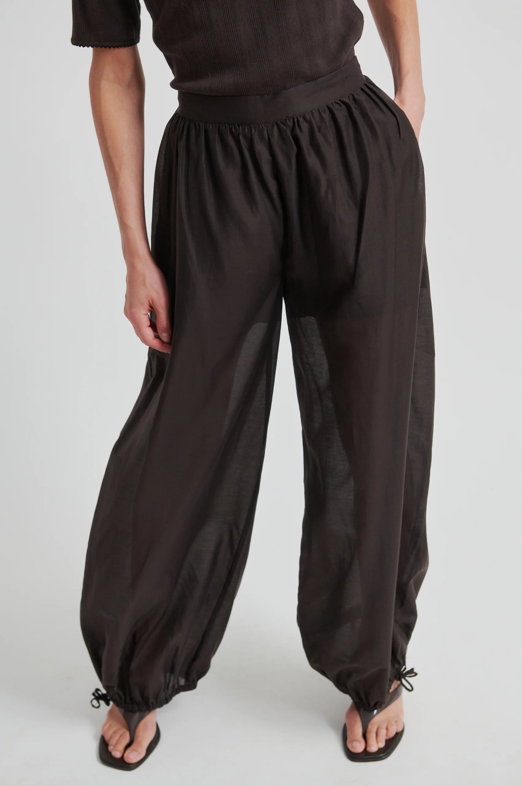 Dunkelbraune Hose mit Ballooneffekt