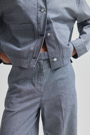 Gestreifte, leichte Denim Hose
