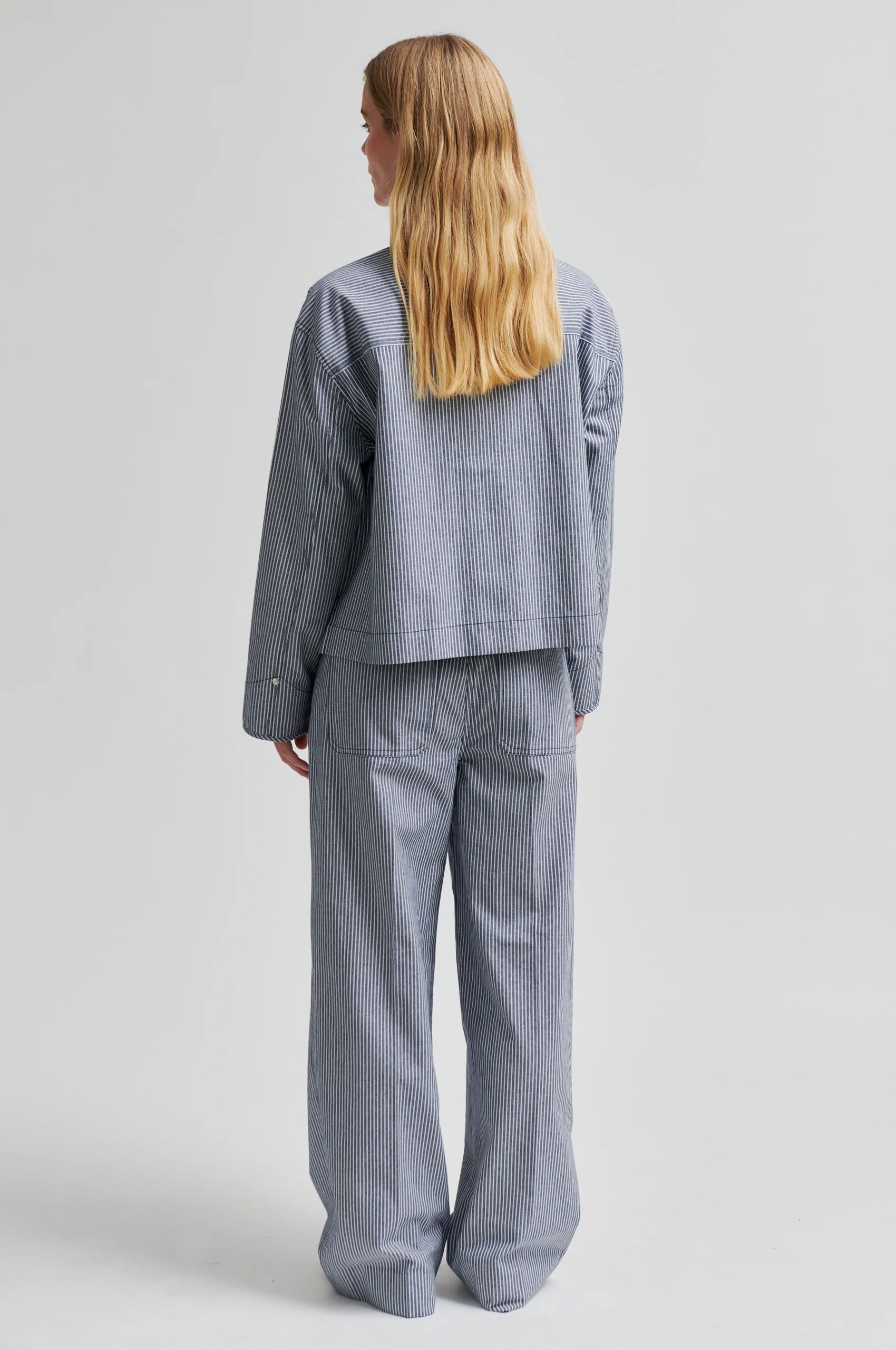 Gestreifte, leichte Denim Hose