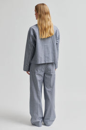Gestreifte, leichte Denim Hose