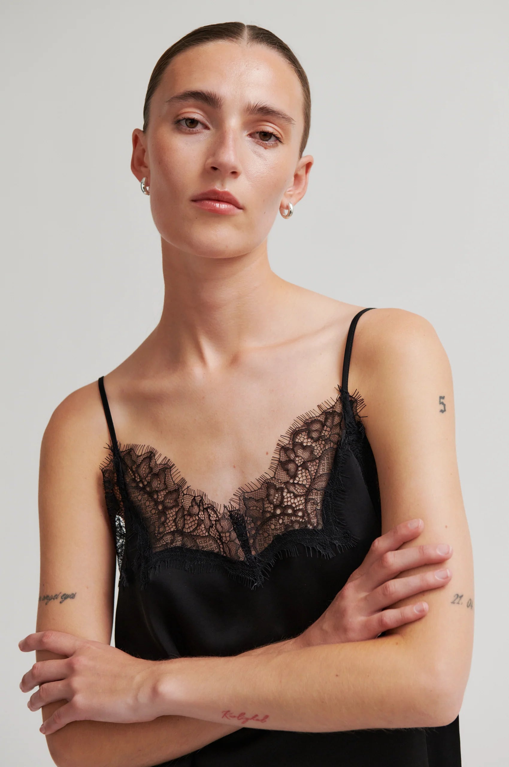 Schwarzes Satintop mit Spitze