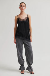 Schwarzes Satintop mit Spitze