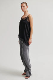 Schwarzes Satintop mit Spitze