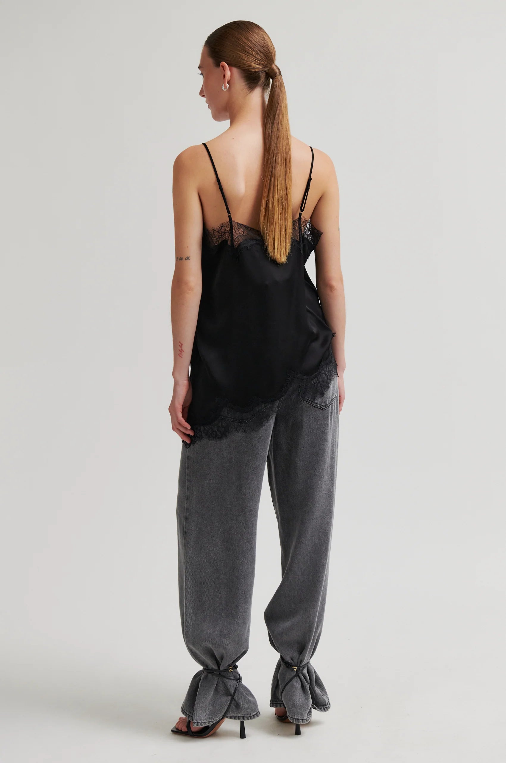 Schwarzes Satintop mit Spitze