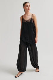 Schwarzes Satintop mit Spitze