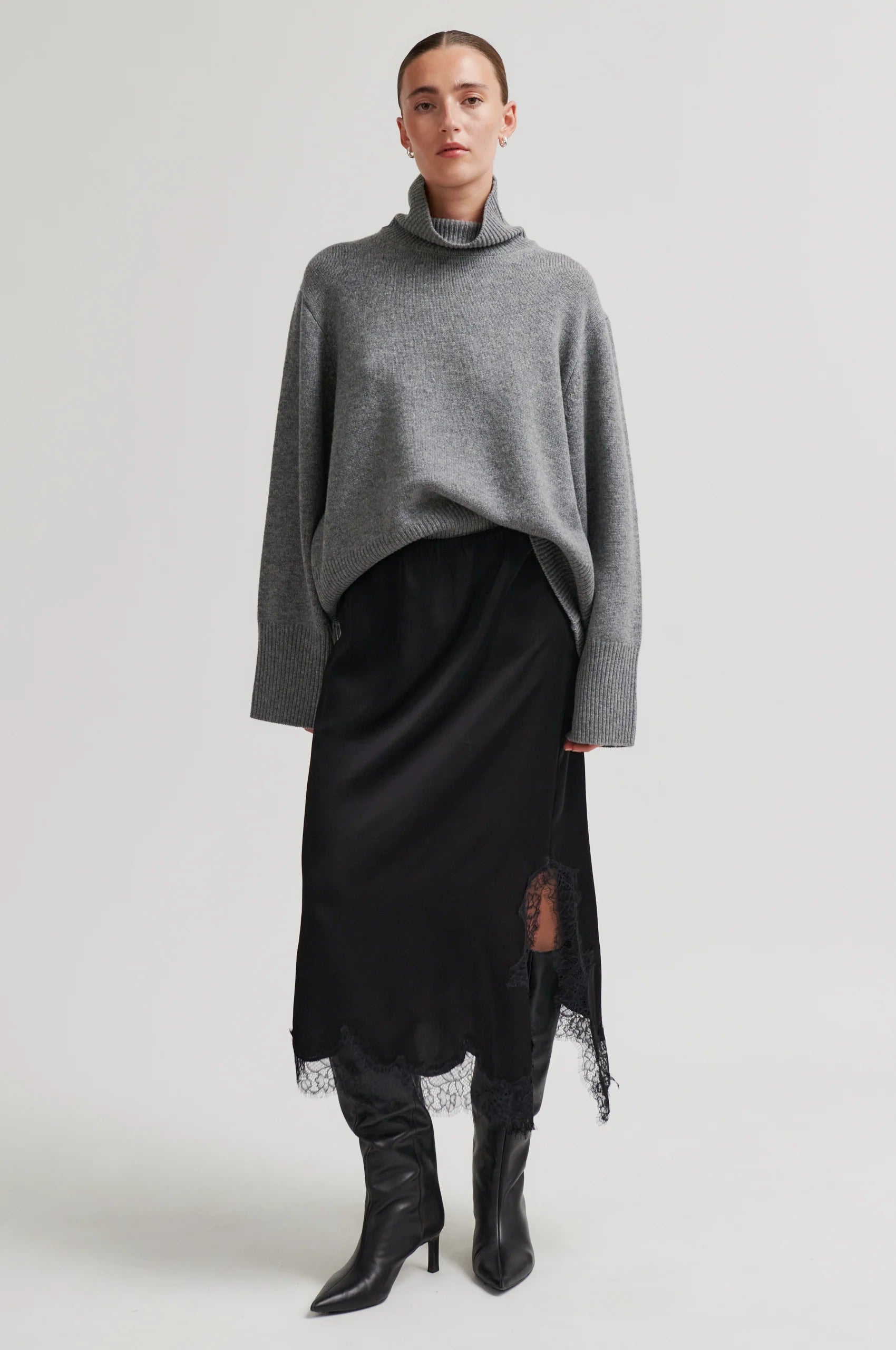 Schwarzer Satinrock mit Spitzenbesatz