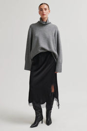 Schwarzer Satinrock mit Spitzenbesatz