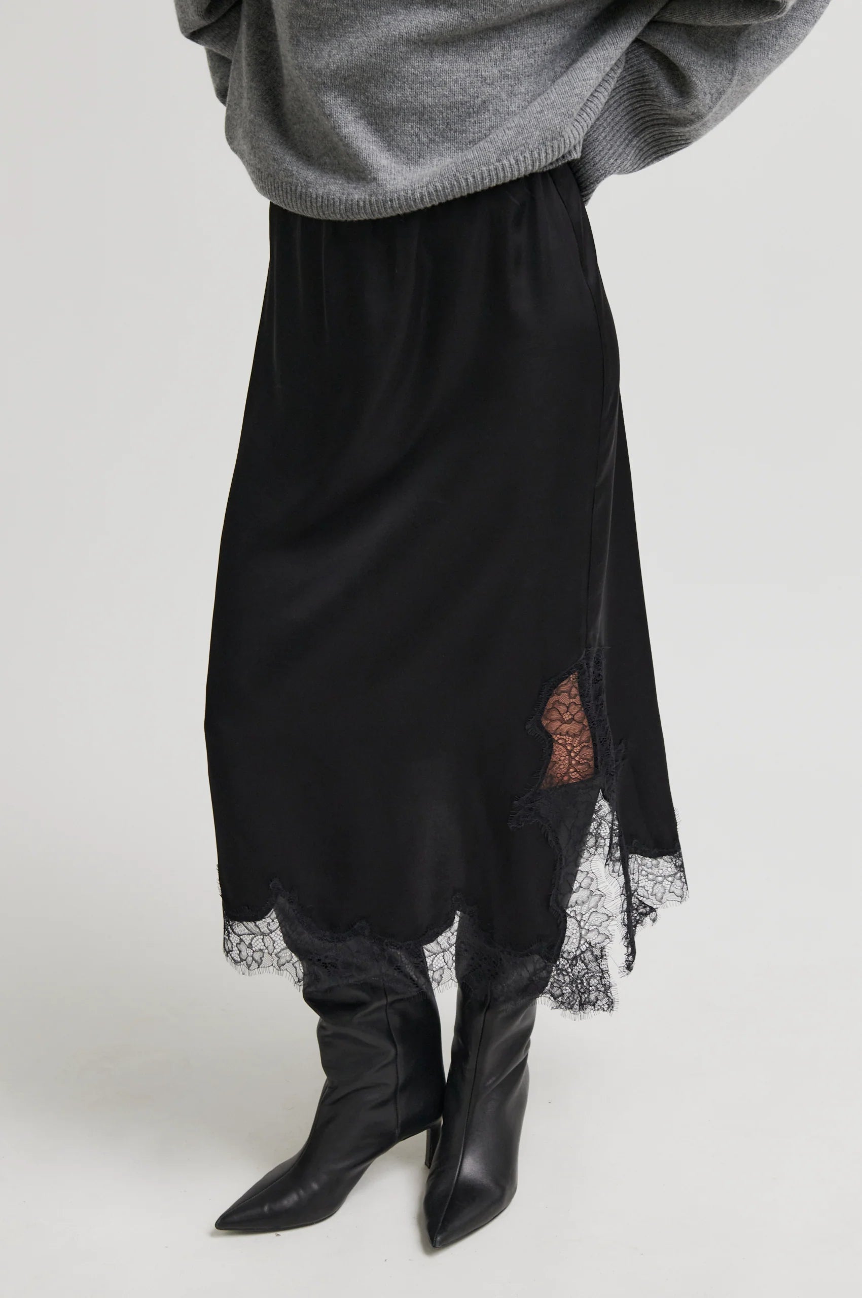 Schwarzer Satinrock mit Spitzenbesatz