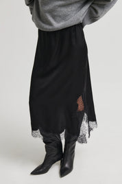 Schwarzer Satinrock mit Spitzenbesatz