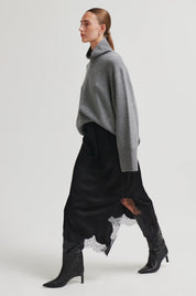 Schwarzer Satinrock mit Spitzenbesatz