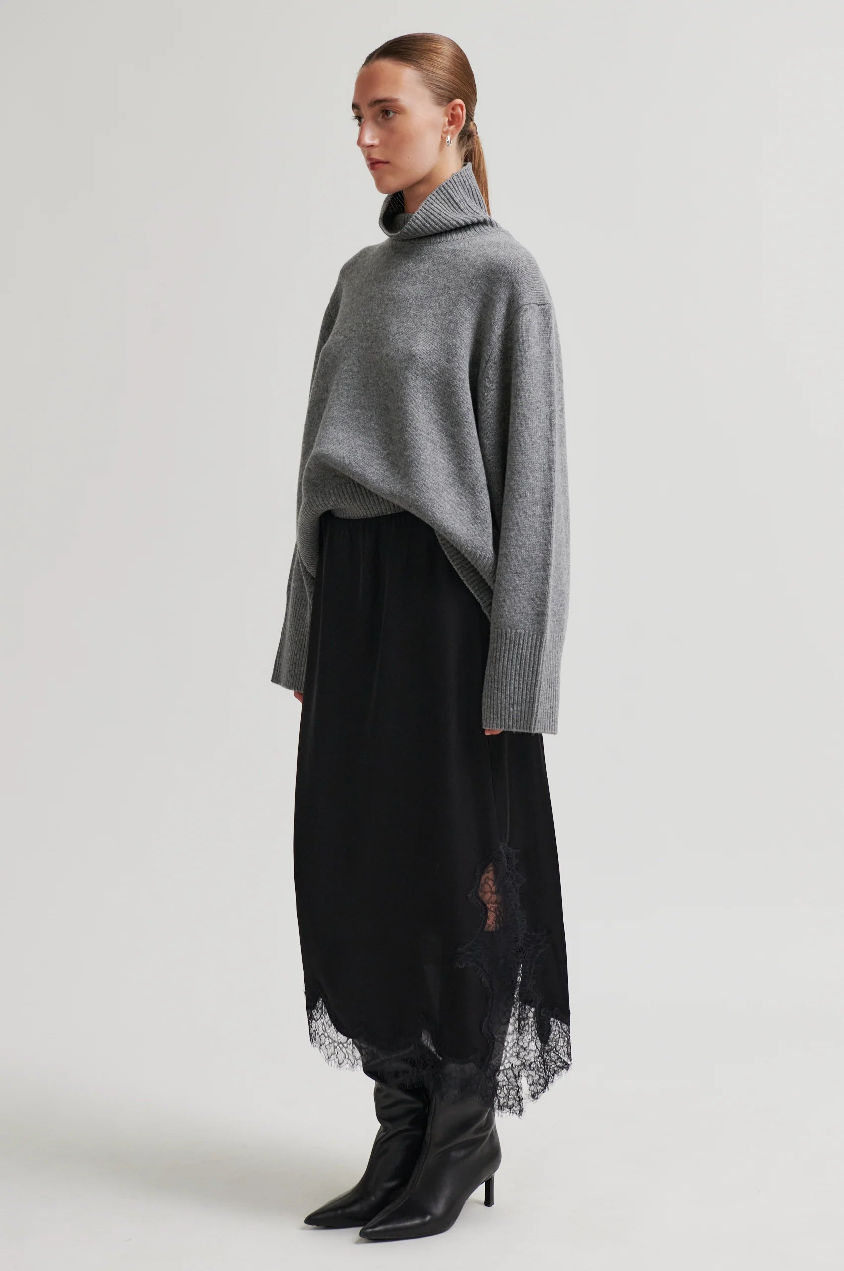 Schwarzer Satinrock mit Spitzenbesatz