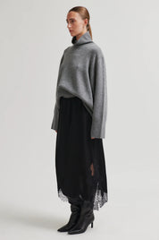 Schwarzer Satinrock mit Spitzenbesatz