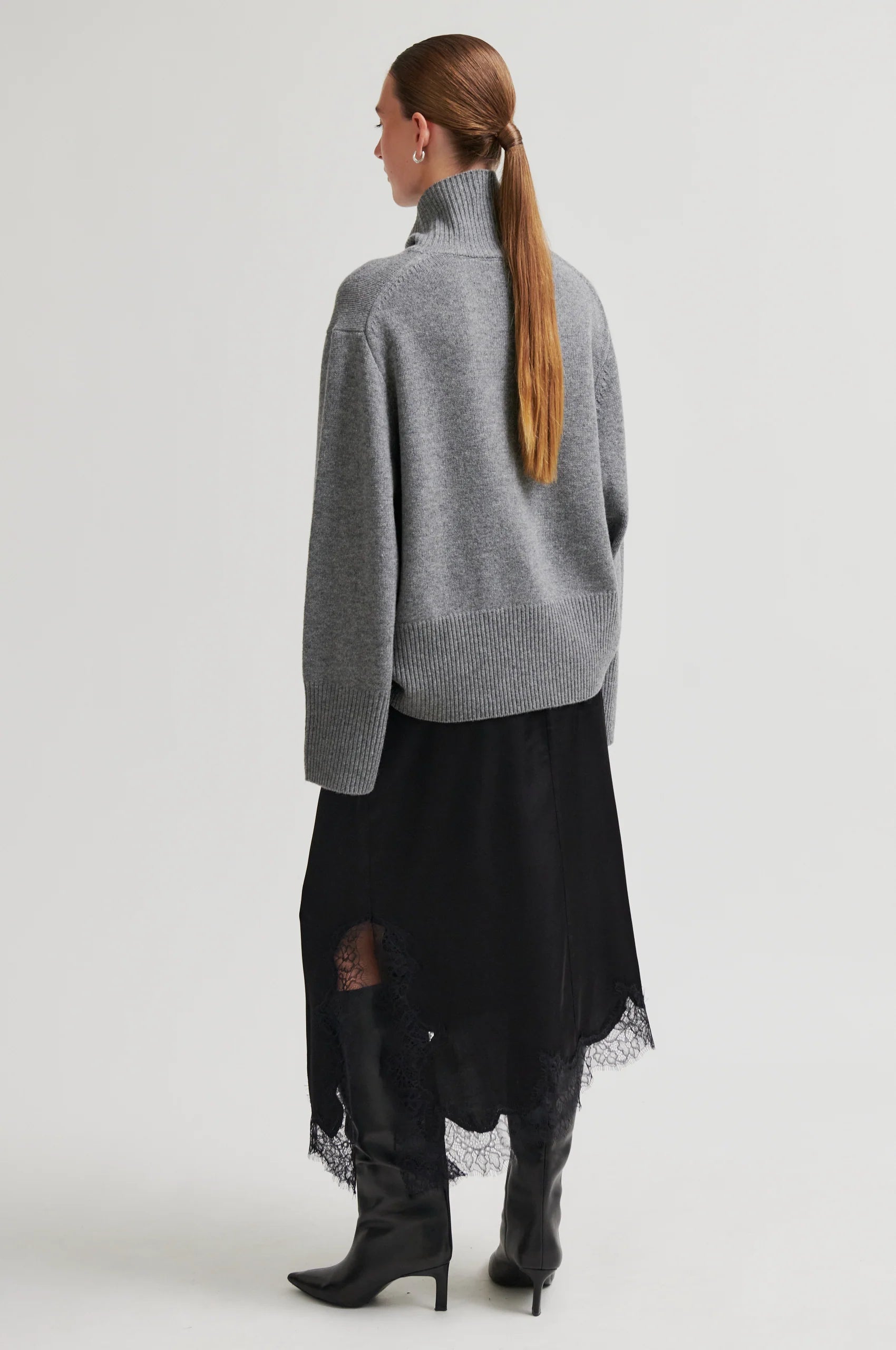 Schwarzer Satinrock mit Spitzenbesatz