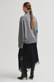 Schwarzer Satinrock mit Spitzenbesatz