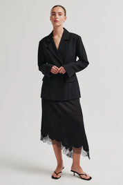 Schwarzer Satinrock mit Spitzenbesatz