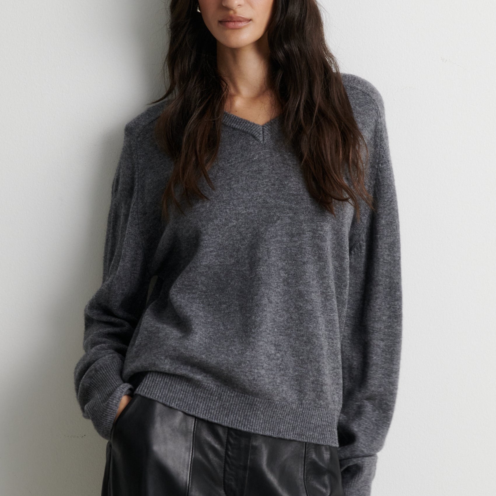 Second Female Mittelgrauer Wolle-Kaschmir V-Neck Pullover – Produktbild