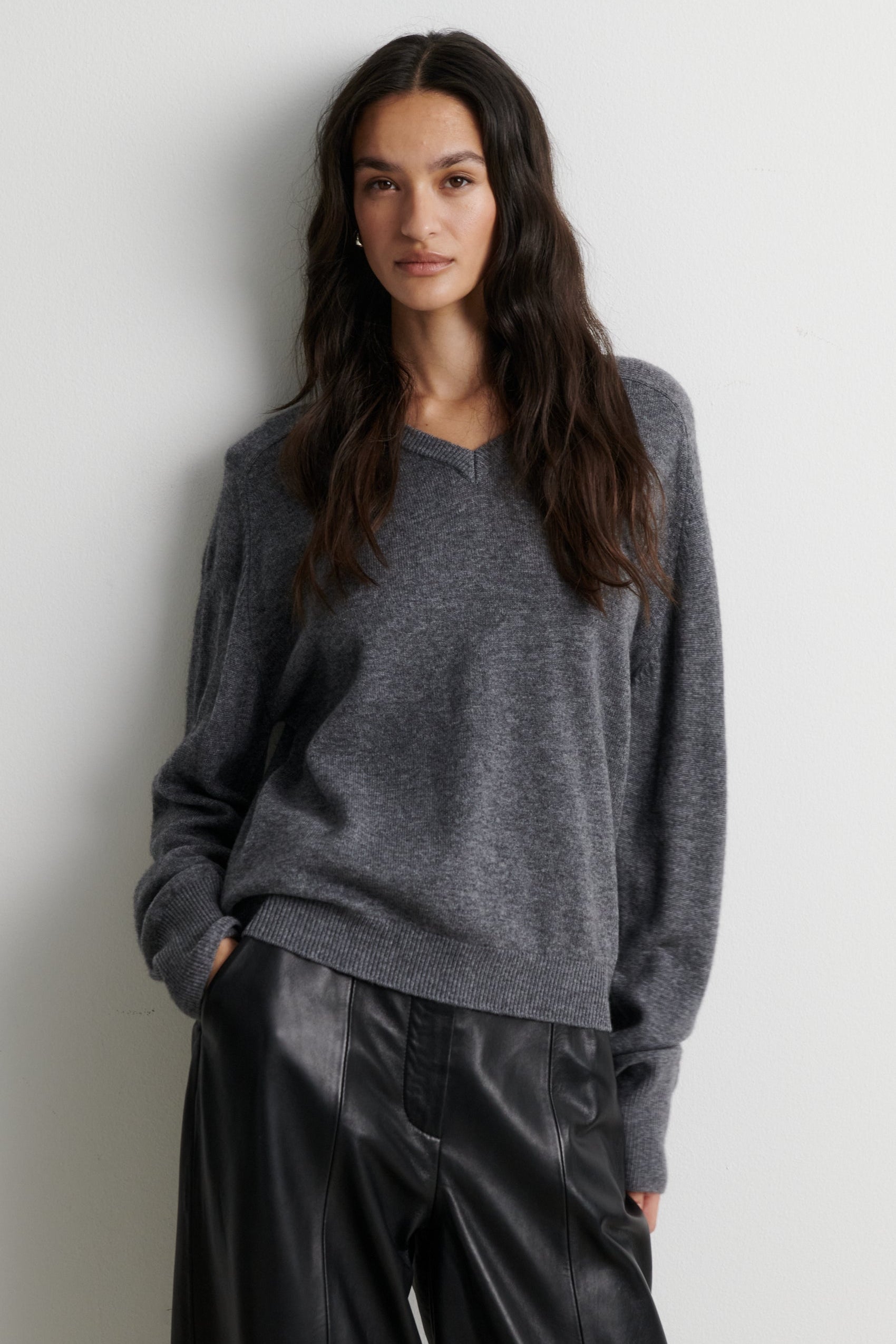 Second Female Mittelgrauer Wolle-Kaschmir V-Neck Pullover – Produktbild