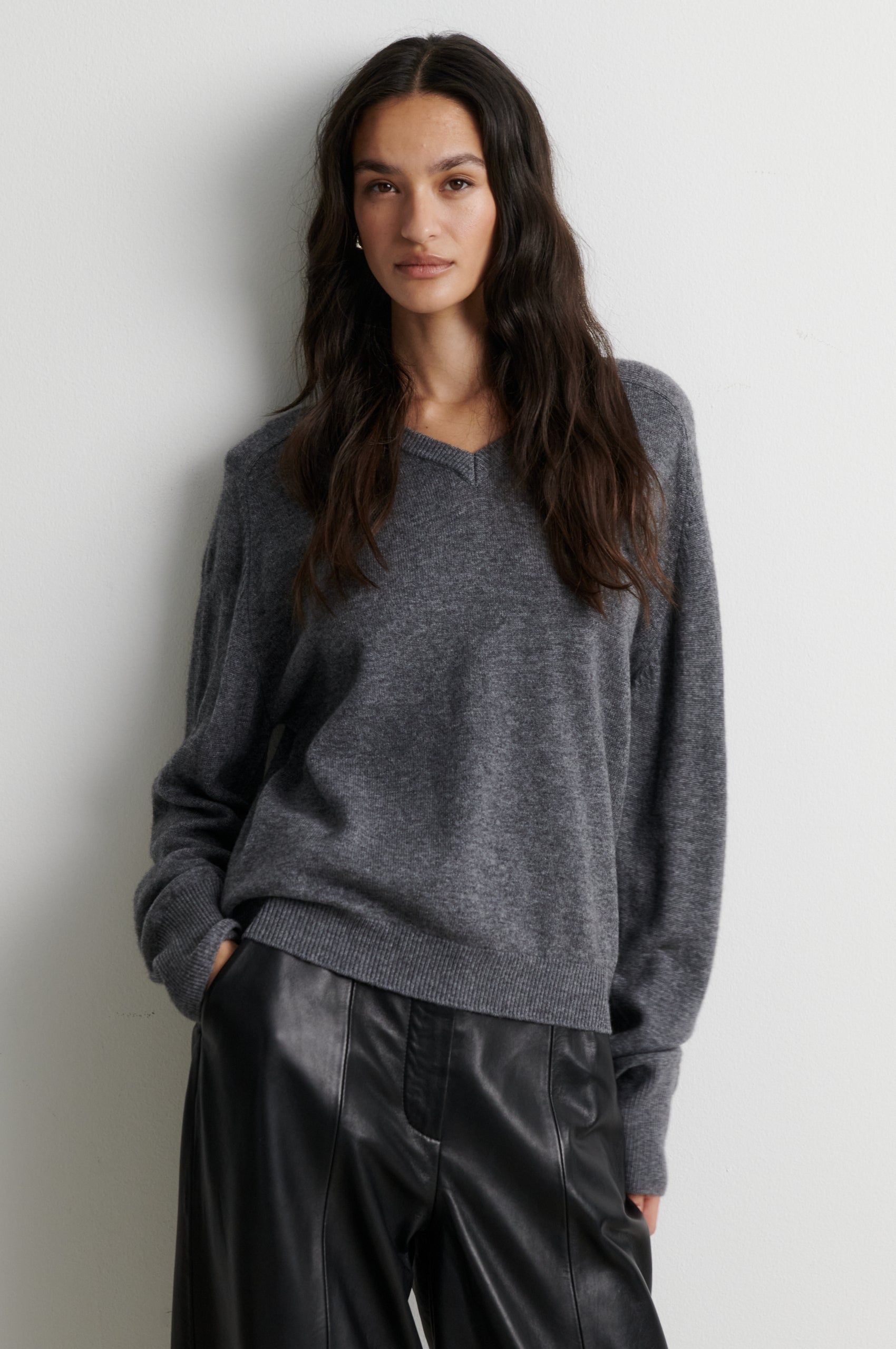 Second Female Mittelgrauer Wolle-Kaschmir V-Neck Pullover – Produktbild