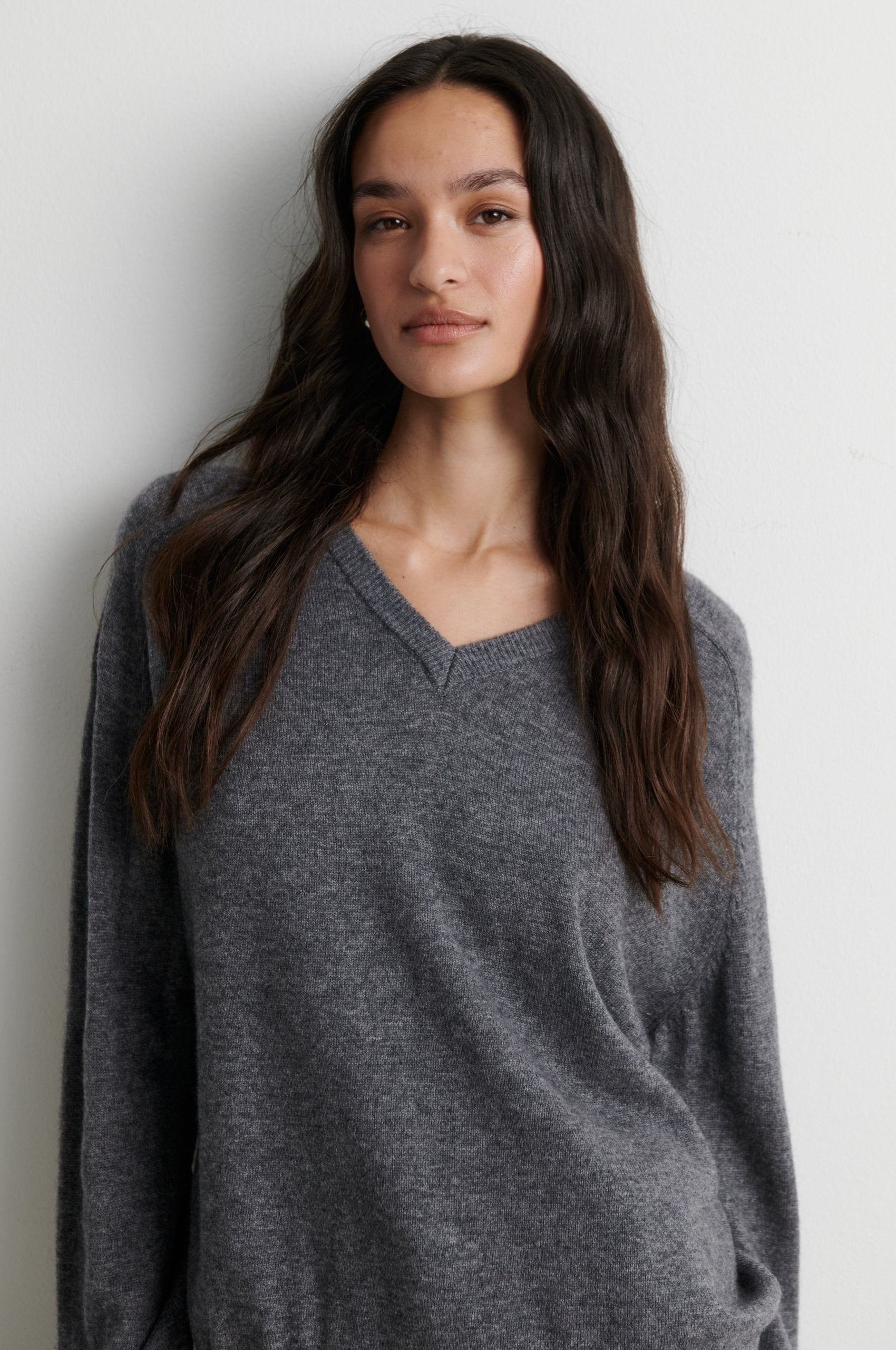 Second Female Mittelgrauer Wolle-Kaschmir V-Neck Pullover – Ansicht 3