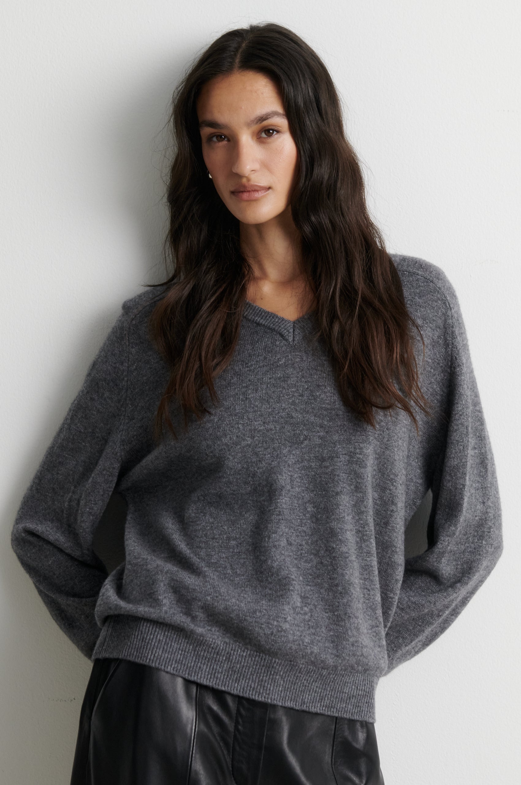 Second Female Mittelgrauer Wolle-Kaschmir V-Neck Pullover – Ansicht 4