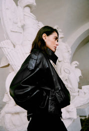 Schwarze Lederjacke mit Funnelkragen