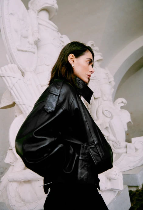 Schwarze Lederjacke mit Funnelkragen