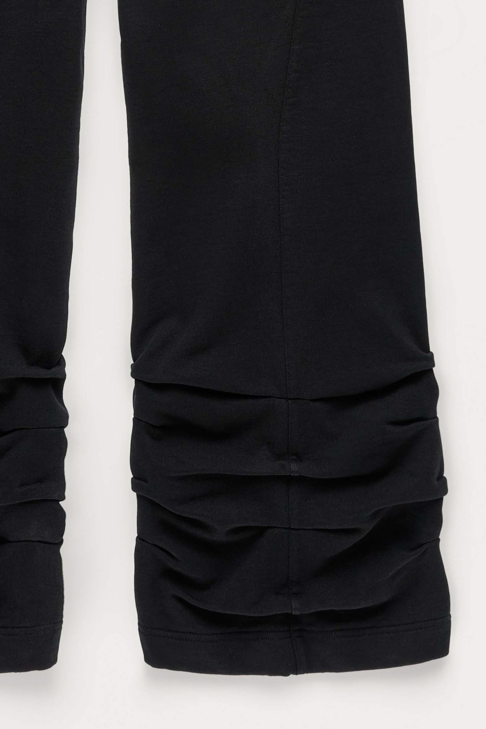 AVAVAV Schwarze Sweatpants mit Raffung – Detailansicht