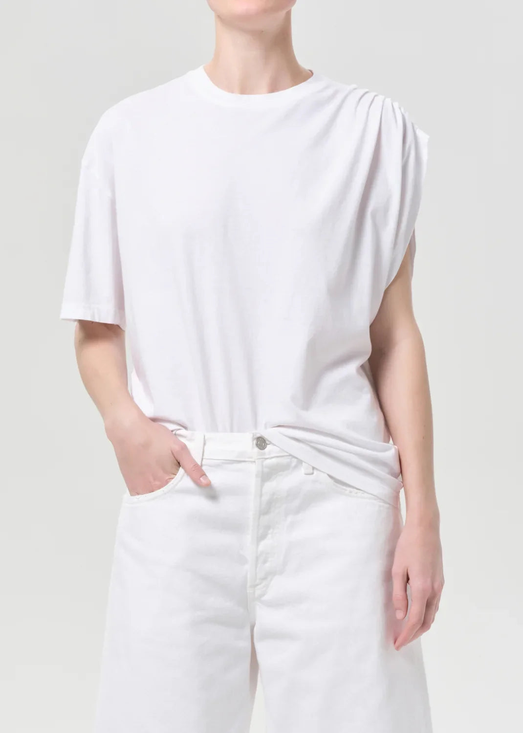 Agolde Weißes asymmetrisch geschnittenes T-Shirt – Frontansicht