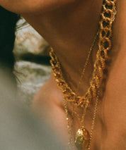 Zarte Gliederkette mit großem Anhänger