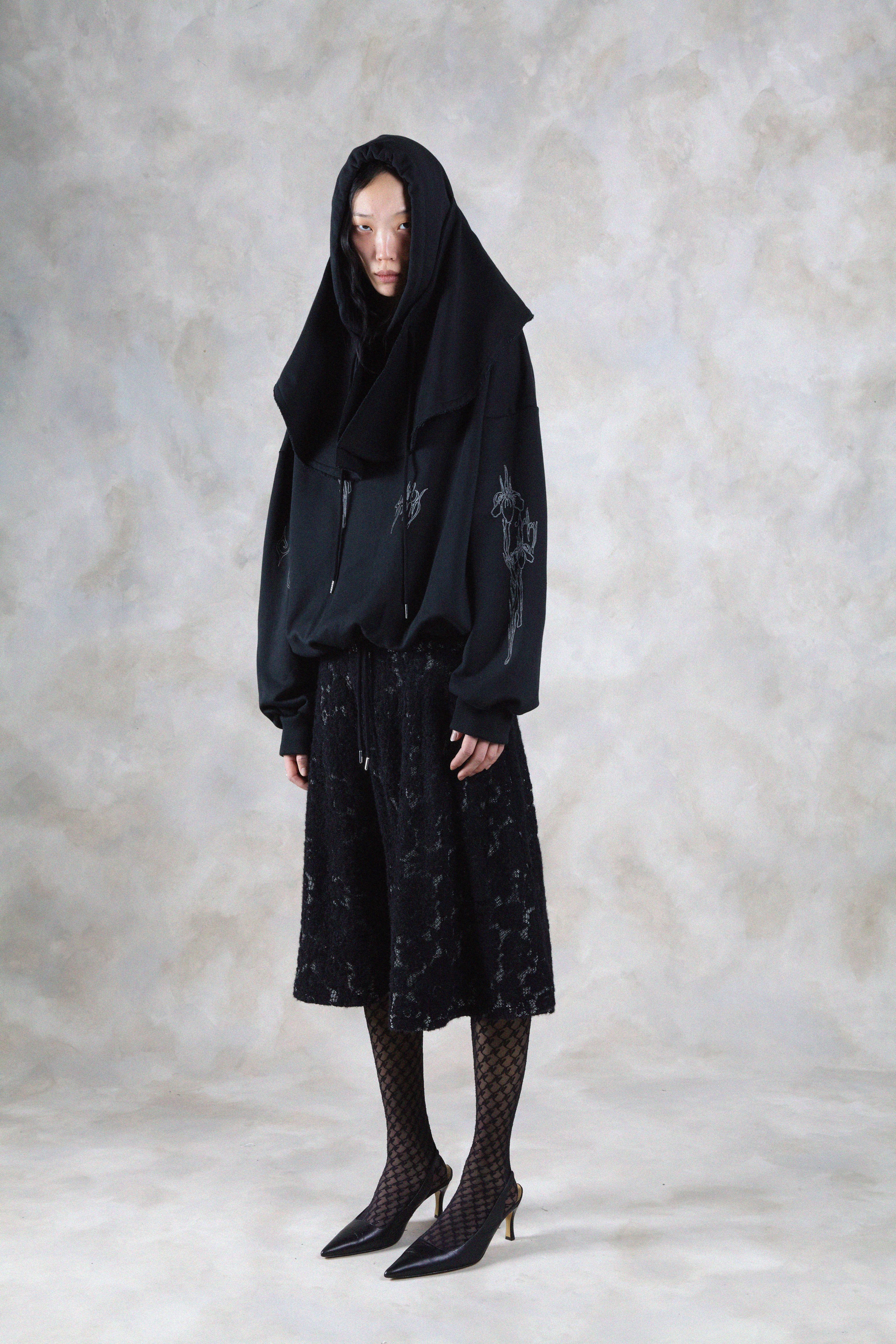 AVAVAV Schwarzer Hoodie mit seitlichen Flügeln