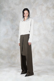 AVAVAV Olivefarbene Pinstripehose mit Cut-outs und angesetztem Rock