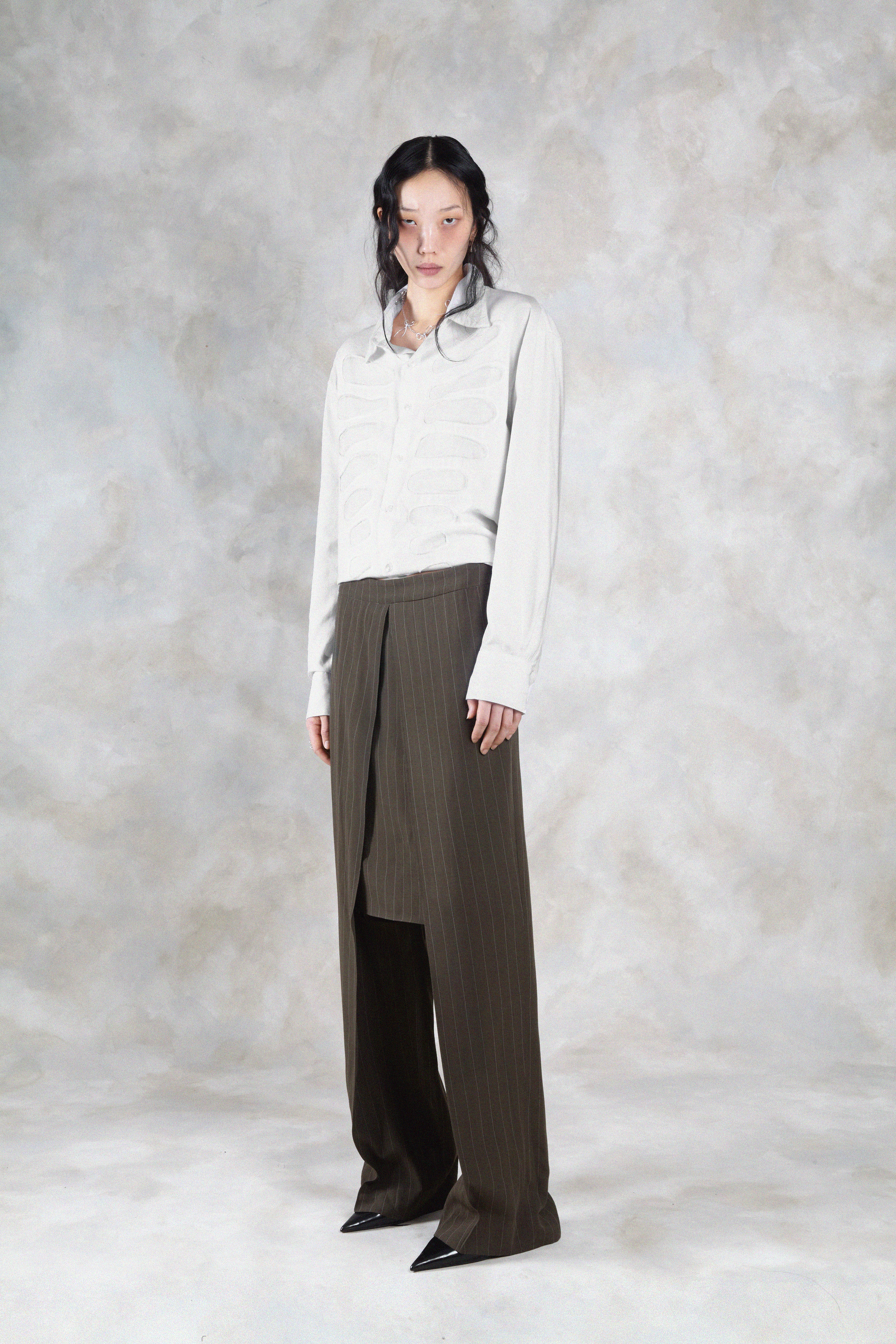 AVAVAV Olivefarbene Pinstripehose mit Cut-outs und angesetztem Rock