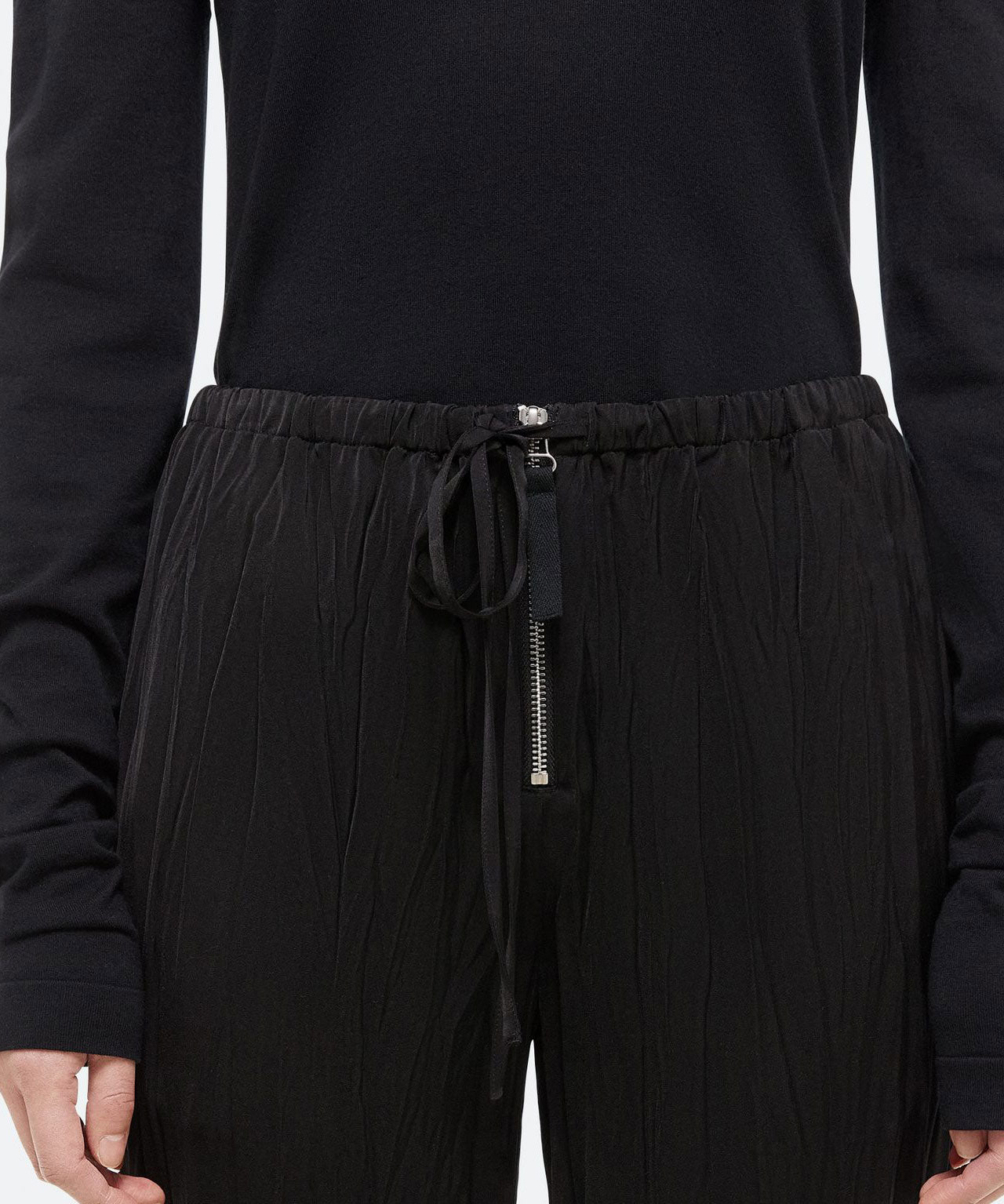 HELMUT LANG Schwarze Satinhose, gecrinkelt