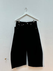 LOIS Schwarze Jorts mit shaped Legs – Frontalansicht