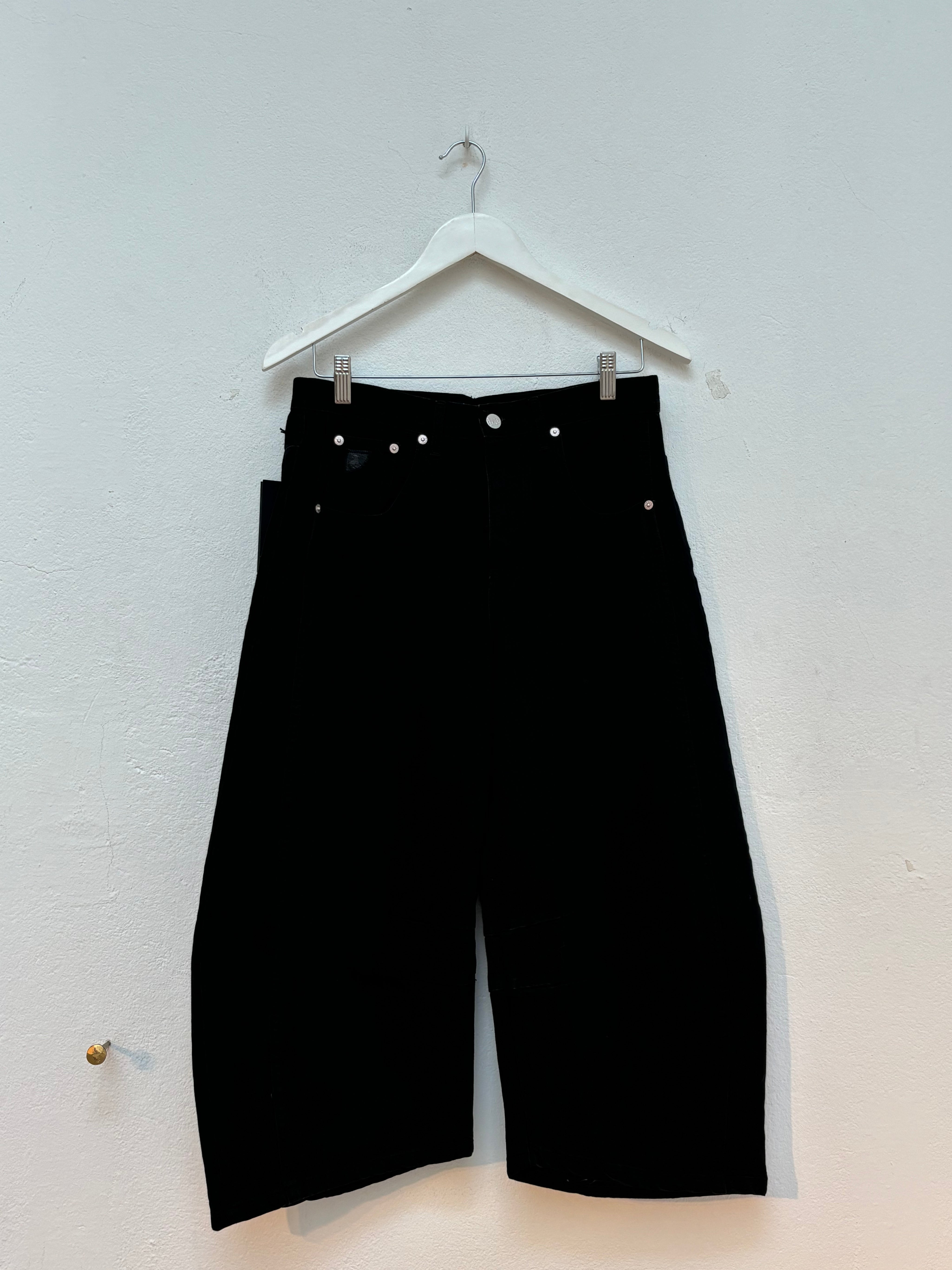 LOIS Schwarze Jorts mit shaped Legs – Frontalansicht