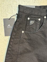 LOIS Schwarze Jorts mit shaped Legs – Detailansicht