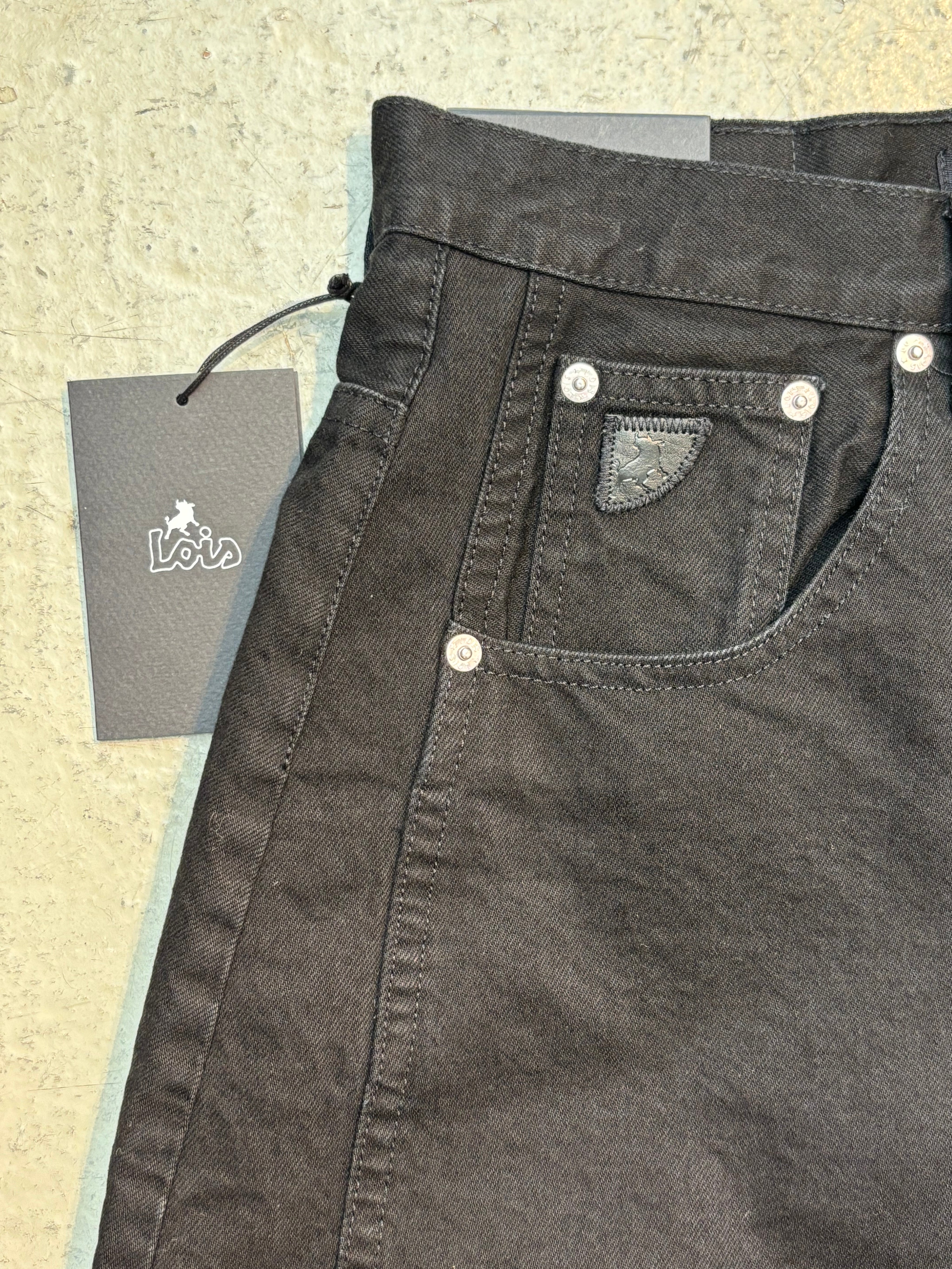 LOIS Schwarze Jorts mit shaped Legs – Detailansicht
