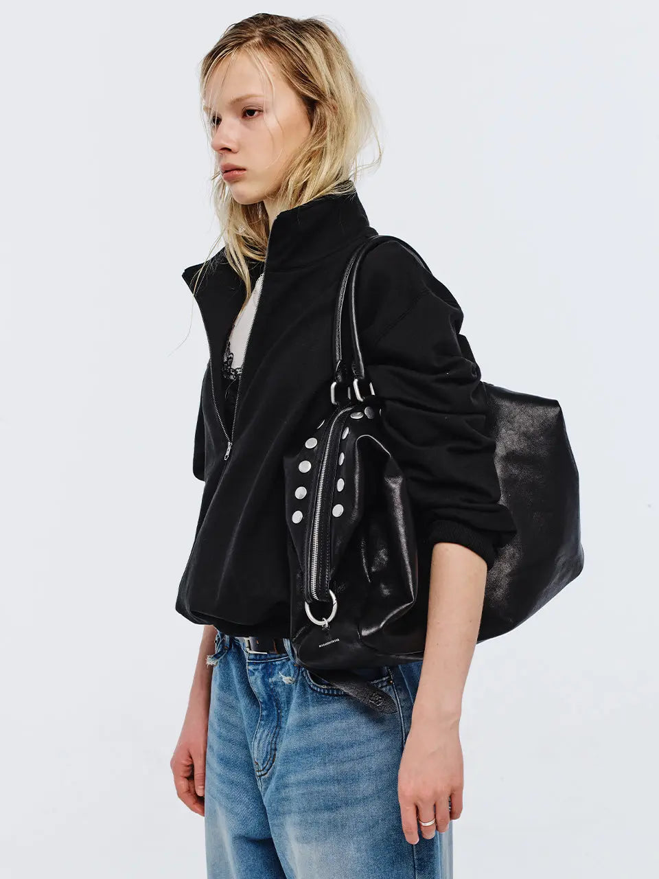 MARGESHERWOOD Schwarze, studded Ledertasche