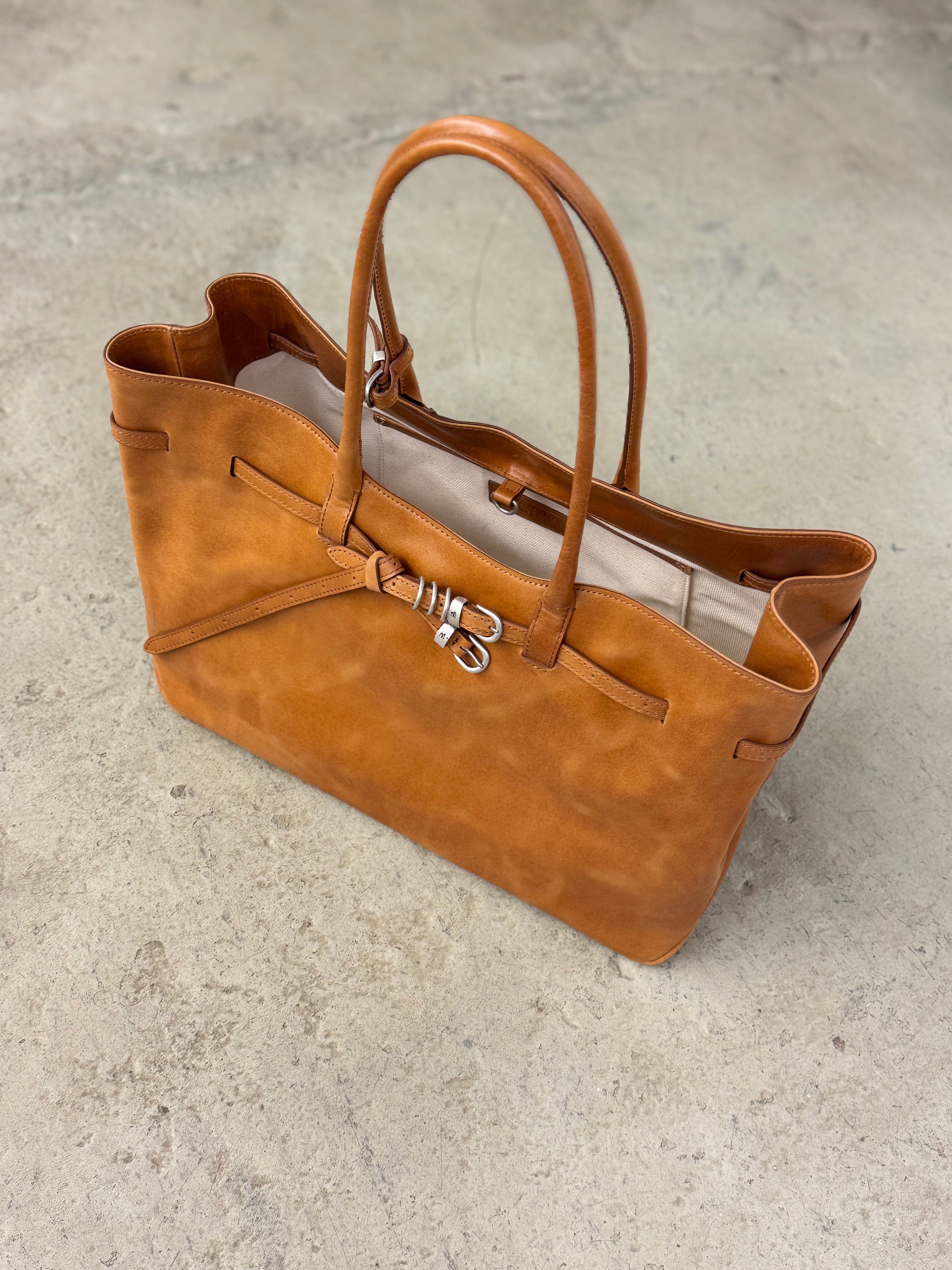 MARGESHERWOOD Big Grandma in Glattleder, Cognacbraun