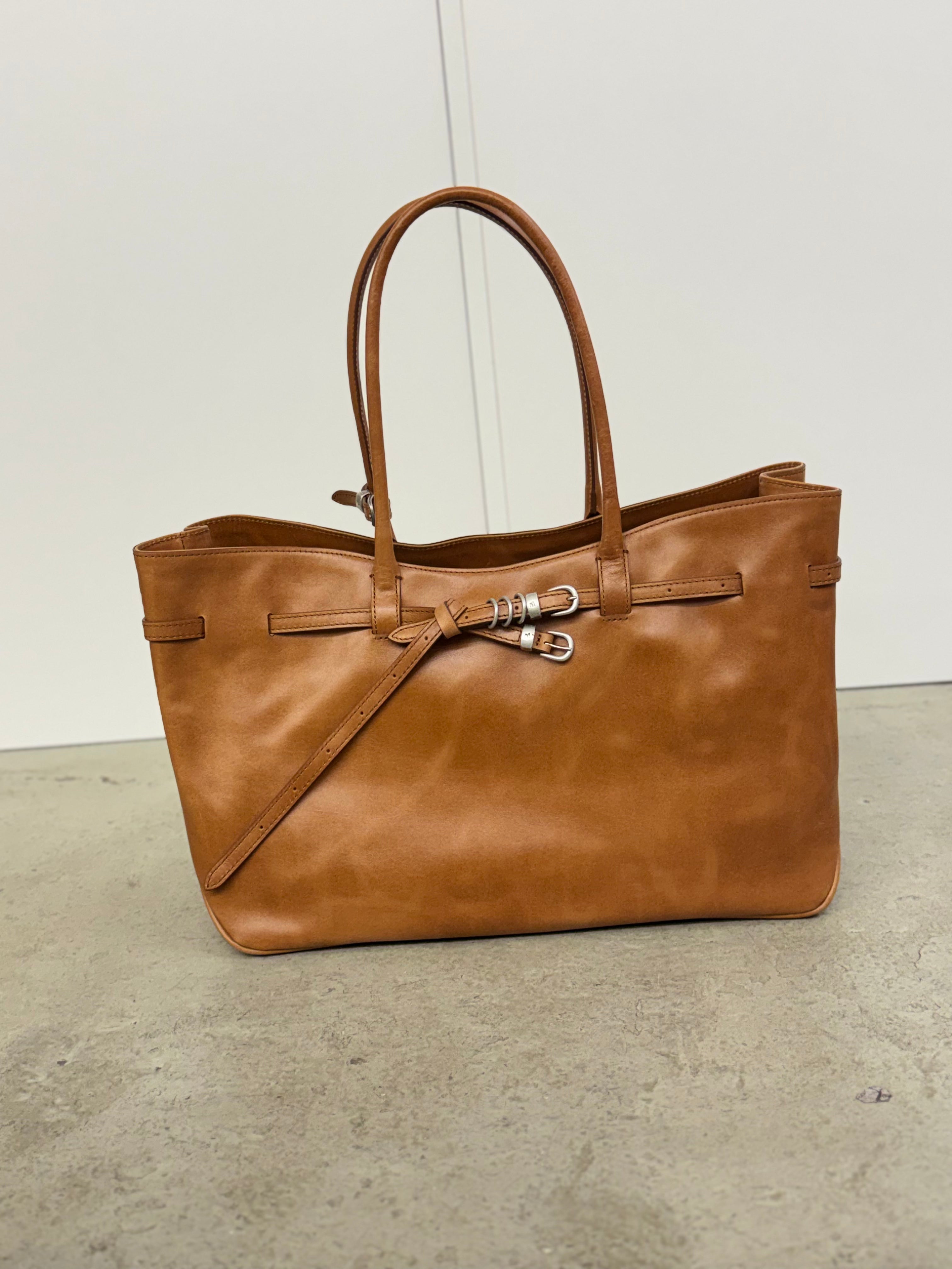 MARGESHERWOOD Big Grandma in Glattleder, Cognacbraun