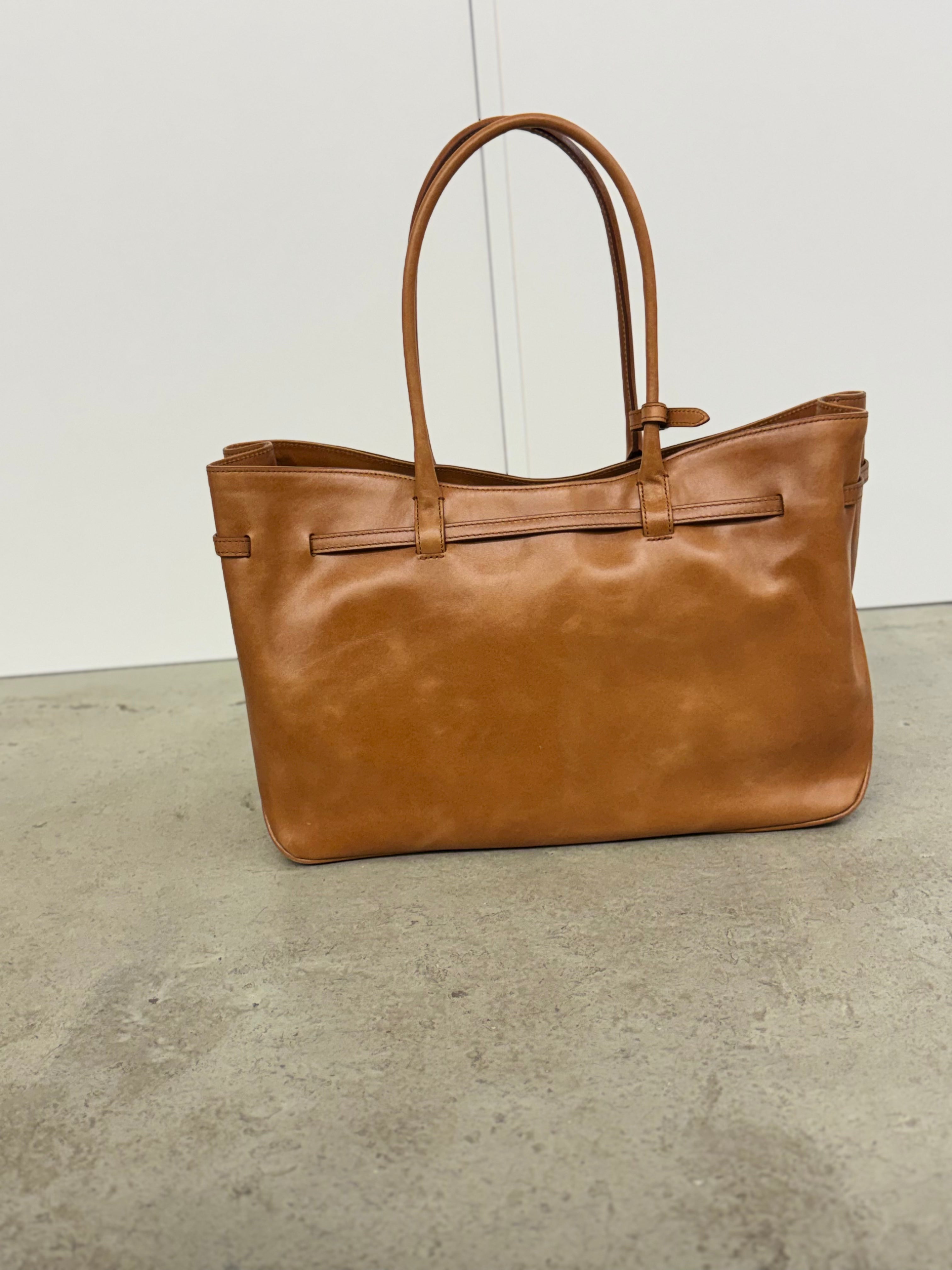 MARGESHERWOOD Big Grandma in Glattleder, Cognacbraun