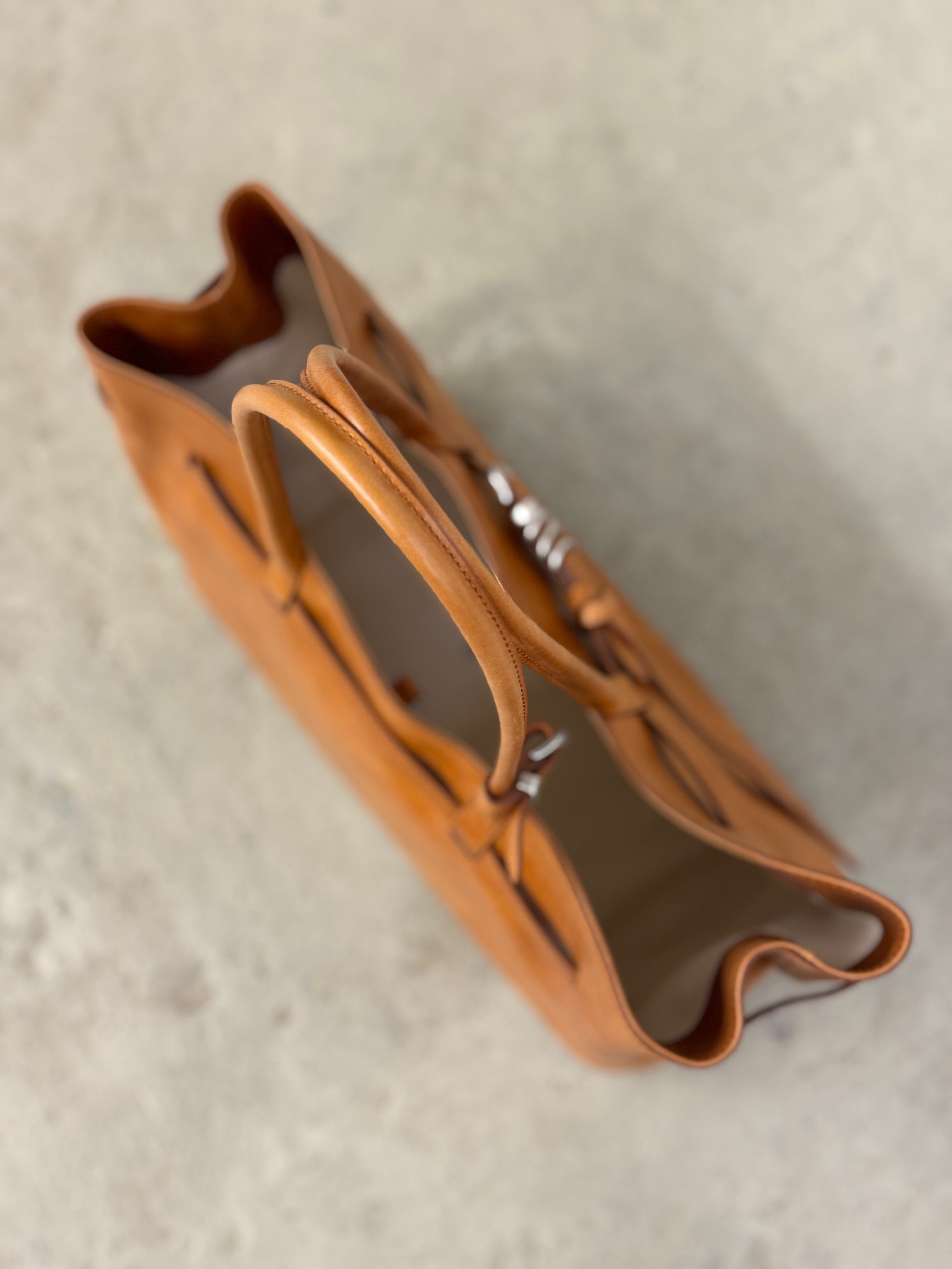 MARGESHERWOOD Big Grandma in Glattleder, Cognacbraun